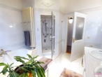 Badezimmer mit Dampfsauna - Verbessert - (KI generiert) - Exklusives Wohn- und Geschäftshaus – Villa Hanck