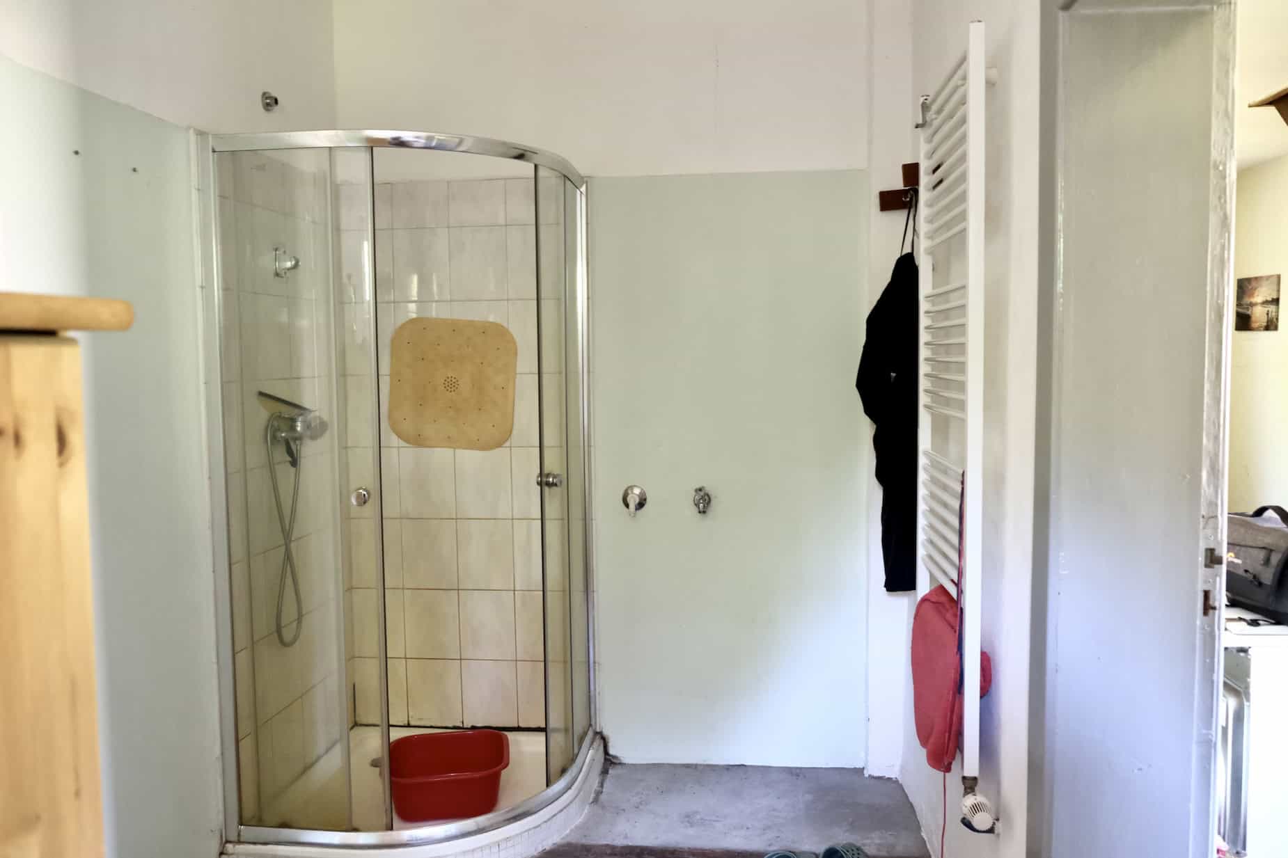 Badezimmer mit Dusche und WaMa-platz