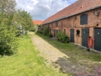 Nebengebäude - EIN HOF FÜR GROSSE IDEEN: SANIERTER DREISEITENHOF MIT VIER BEZUGSBEREITEN WOHNBEREICHEN