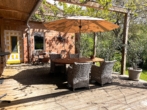Gemütliche Terrasse direkt am Haupthaus - EIN HOF FÜR GROSSE IDEEN: SANIERTER DREISEITENHOF MIT VIER BEZUGSBEREITEN WOHNBEREICHEN