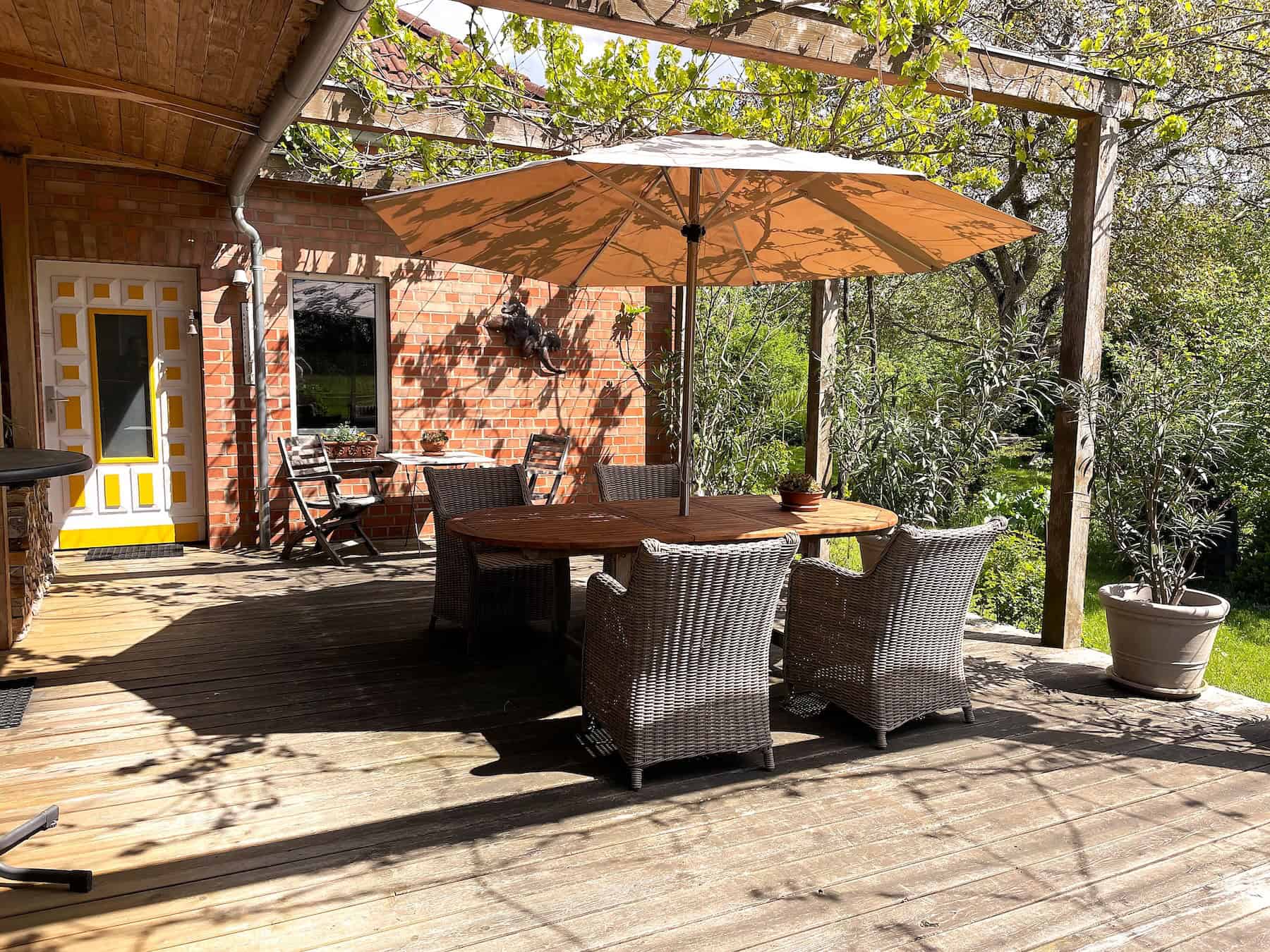 Gemütliche Terrasse direkt am Haupthaus