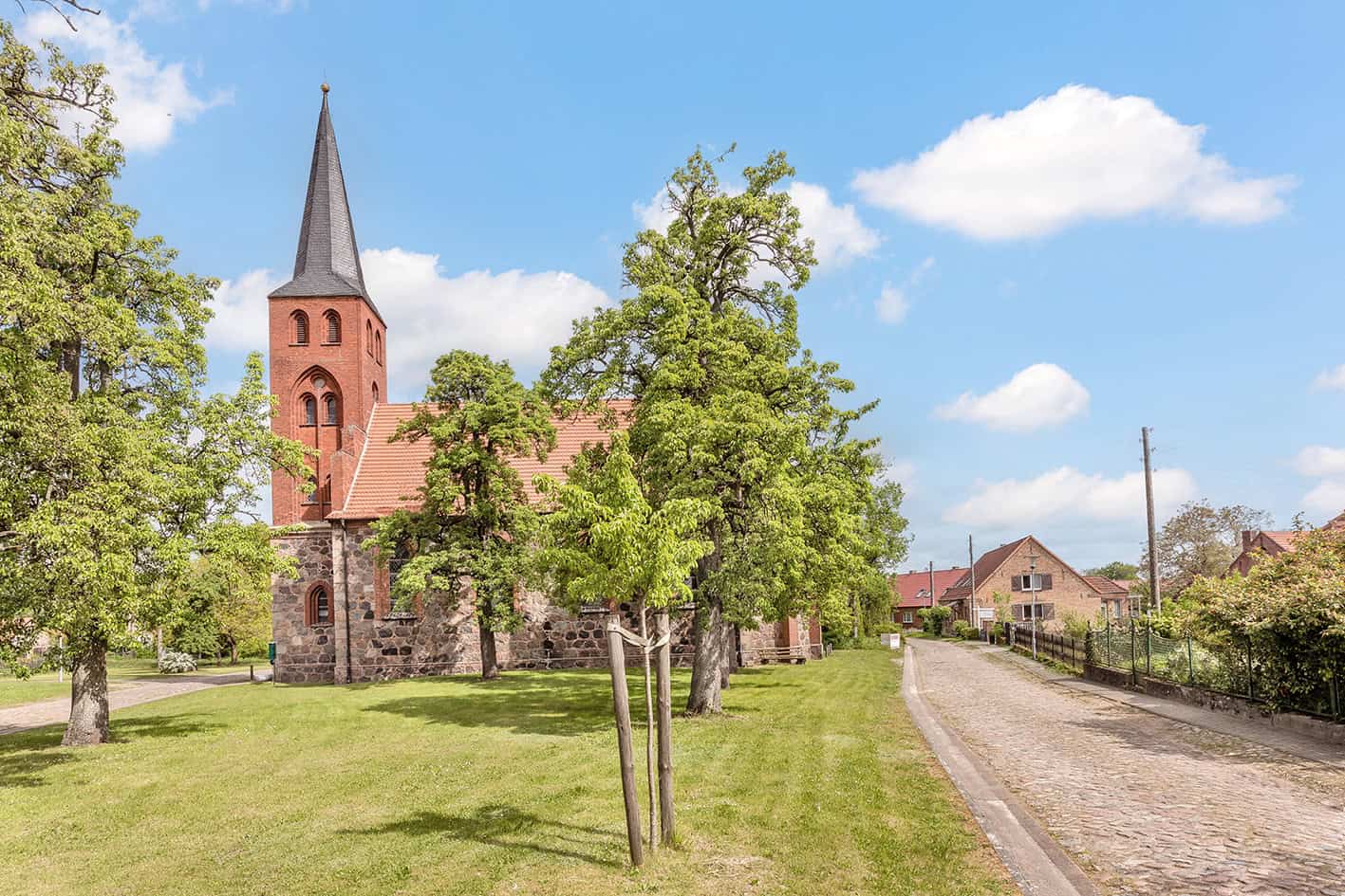 Kirchplatz mit besonderer Kulisse