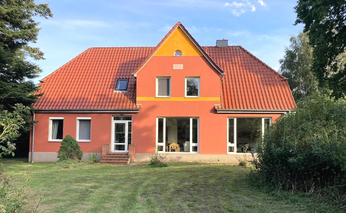 Hausansicht mit Giebelfenster