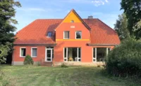 Hausansicht mit Giebelfenster