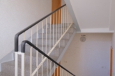 Treppenhaus - 3 Zimmer, Balkon & Stellplatz – alles da!