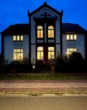 Ansicht nachts - Wunderschöne Villa mit Vorgarten und großzügigem Grundstück an der Dove-Elbe