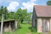 Hühnerstall und Blick zum Kirschbaum - Hübsches Grundstück, ruhige Randlage in der Prignitz - provisionsfrei -